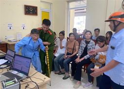Thanh Hóa: Lực lượng Công an làm việc xuyên lễ cấp thẻ Căn cước cho Nhân dân