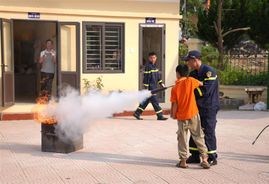 Công an tỉnh Hòa Bình tổ chức tuyên truyền pháp luật, trao quà tặng bà con nhân dân xã vùng cao