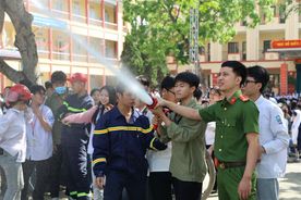 Hưng Yên: Tuyên truyền, trải nghiệm, thực hành chữa cháy và cứu nạn cứu hộ cho cán bộ, giáo viên và học sinh