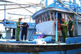 Quảng Ngãi: Công an phường đến tận tàu cá hướng dẫn ngư dân góp ý Hiến pháp qua VNeID