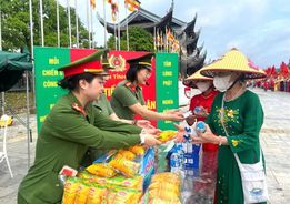 Hình ảnh đẹp của cán bộ, chiến sĩ Công an Hà Nam trong ngày đầu diễn ra lễ cung rước, tôn trí, chiêm bái Xá lợi Đức Phật