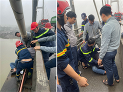 Kịp thời cứu được thanh niên định nhảy cầu tự tử