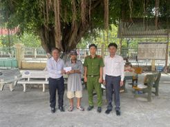 Công an xã giúp đỡ người đi lạc trở về quê an toàn