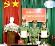 Khen thưởng tập thể có thành tích xuất sắc trong điều tra bắt nhanh đối tượng giết người