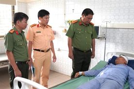 Thăm hỏi cán bộ Công an bị thương khi làm nhiệm vụ tuần tra, kiểm soát giao thông