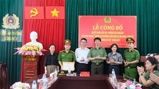 Cao Bằng: Công an phường Sông Hiến nhận Quyết định chứng nhận Công an phường kiểu mẫu về ANTT và văn minh đô thị năm 2024