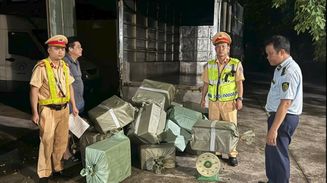 Cảnh sát giao thông Công an Quảng Ninh tăng cường kiểm soát, phát hiện các hành vi vận chuyển hàng hóa trái phép