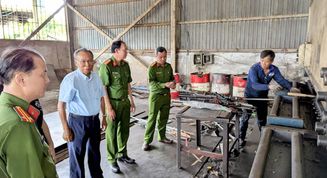 Công an tỉnh An Giang tiêu hủy hơn 1.500 công cụ hỗ trợ và vũ khí thô sơ