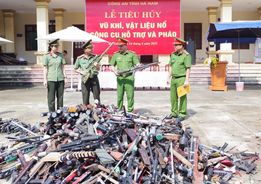 Công an tỉnh Hà Nam tiêu hủy hơn 2.100 vũ khí, vật liệu nổ, công cụ hỗ trợ và pháo các loại