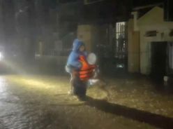 Công an các địa phương giải cứu nhiều người trong mưa bão