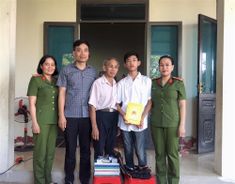 "Mẹ đỡ đầu" - Điểm tựa những mảnh đời éo le