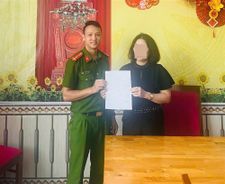 Bỏ quên tài sản trị giá khoảng 500 triệu đồng, người dân được Công an phường hỗ trợ tìm kiếm và trao trả