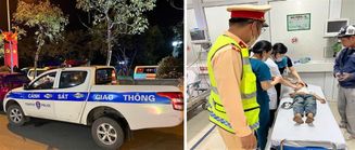 Cảnh sát giao thông Nghệ An kịp thời đưa cháu bé có dấu hiệu ngưng thở đến bệnh viện cấp cứu