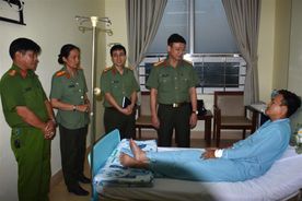 Thăm hỏi, động viên cán bộ Cảnh sát khu vực bị thương khi làm nhiệm vụ