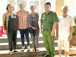Giúp đỡ người phụ nữ đoàn tụ với gia đình sau 7 tháng đi lạc