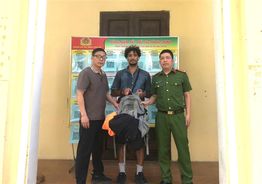 Bắc Kạn: Lực lượng Công an xã nhanh chóng trao trả lại tài sản cho du khách Pháp