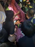 Hà Nội: Giải cứu thành công cháu bé 8 tuổi bị kẹt tay trong đường ống đài phun nước
