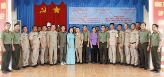 Công an tỉnh An Giang và Công an tỉnh Kandal phối hợp trao nước uống tặng người dân vùng hạn, mặn