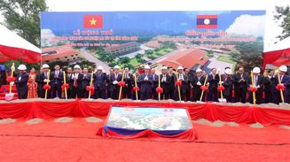 Bộ trưởng Lương Tam Quang dự Lễ động thổ Trung tâm cai nghiện ma túy tại Lào