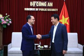 Bộ trưởng Lương Tam Quang tiếp Bí thư Thường trực Bộ Nội vụ Singapore