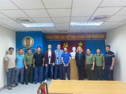 Bộ Công an Việt Nam bàn giao đối tượng bị yêu cầu dẫn độ cho Bộ Tư pháp Thụy Điển