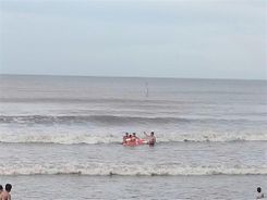 Ha Tinh police officer braves rough waves to rescue schoolboy