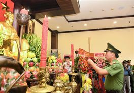 Đoàn đại biểu Đảng ủy Công an Trung ương, Bộ Công an dâng hoa, dâng hương tưởng niệm Chủ tịch Hồ Chí Minh, Chủ tịch Tôn Đức Thắng, các Anh hùng liệt sĩ