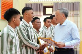 Phó Thủ tướng Thường trực Chính phủ Nguyễn Hòa Bình dự Lễ công bố Quyết định đặc xá của Chủ tịch nước tại Trại giam A2