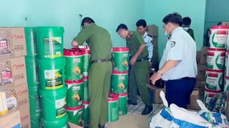 An Giang: Khởi tố đối tượng buôn bán hàng nghìn lít dầu nhớt giả các nhãn hiệu nổi tiếng