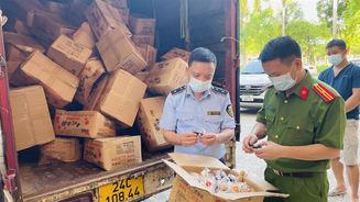 Lào Cai: Thu giữ lô hàng hơn 54.000 sản phẩm bánh dẻo các loại không rõ nguồn gốc
