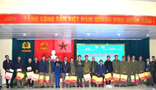 Công đoàn Công an nhân dân tặng quà gia đình chính sách tại Hưng Yên
