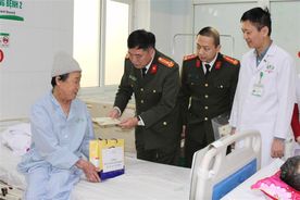 Công an tỉnh Nghệ An thăm, tặng quà bệnh nhân đang điều trị tại Bệnh viện Ung bướu và Bệnh viện Hữu nghị Đa khoa Nghệ An