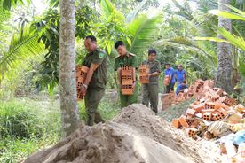 Công an tỉnh Sóc Trăng hỗ trợ xóa nhà tạm, nhà dột nát cho người nghèo