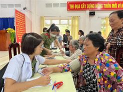 Bệnh xá Công an tỉnh Tây Ninh khám bệnh, cấp phát thuốc miễn phí và tặng quà cho người dân