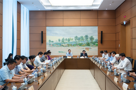 Cấm ném đất, đá, cát hoặc vật thể khác vào người và phương tiện đang tham gia giao thông trên đường bộ