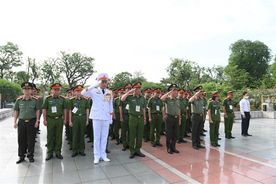 Đoàn đại biểu Trưởng Công an xã tiêu biểu toàn quốc vào Lăng viếng Chủ tịch Hồ Chí Minh