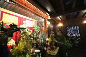 Đoàn đại biểu Cảnh sát nhân dân dâng hương tưởng niệm Chủ tịch Hồ Chí Minh