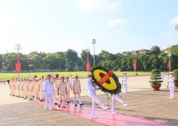 Đoàn đại biểu Đảng ủy Công an Trung ương, Bộ Công an dâng hương tưởng niệm các Anh hùng liệt sỹ và vào Lăng viếng Chủ tịch Hồ Chí Minh