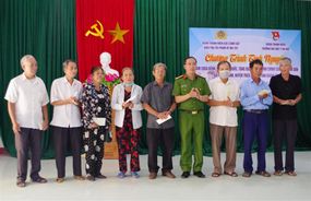 Cục Cảnh sát điều tra tội phạm về ma túy tặng quà gia đình chính sách