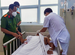 Thăm hỏi, động viên Trưởng Công an xã bị thương khi làm nhiệm vụ