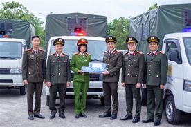 Công an tỉnh Hòa Bình bàn giao xe ô tô cho lực lượng Công an xã, phường, thị trấn