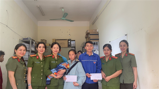 Hỗ trợ gia đình có hoàn cảnh khó khăn khi đến đăng ký tài khoản định danh điện tử