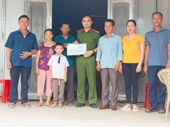 Hà Tĩnh: Nhân rộng mô hình “Cha mẹ đỡ đầu” tới Công an cấp xã trên địa bàn huyện Hương Khê