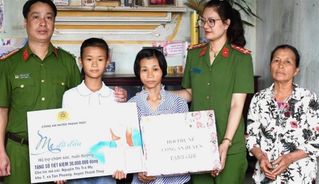 Công an huyện nhận đỡ đầu trẻ em có hoàn cảnh đặc biệt khó khăn