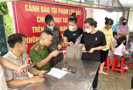 Thanh Hóa: Công an xã Hoằng Thịnh lồng ghép tuyên truyền pháp luật với cấp căn cước cho học sinh