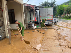 Lào Cai: Công an xã chủ động giúp dân khắc phục hậu quả mưa lũ, đảm bảo an toàn trước diễn biến thời tiết phức tạp