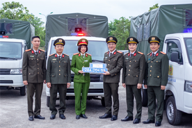Công an tỉnh Hòa Bình bàn giao xe ô tô cho lực lượng Công an xã, phường, thị trấn