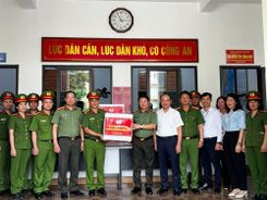 Trao quà của Bộ trưởng Bộ Công an động viên cán bộ, chiến sỹ Công an tại Hải Dương