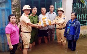 Hỗ trợ người dân bị ảnh hưởng do mưa bão tại thành phố Đà Nẵng