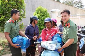 Thắm tình quân dân mùa hạn mặn